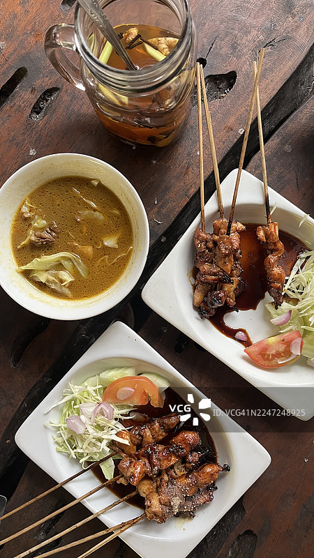 传统印尼兔肉沙爹和辣味兔肉炖菜，配香草茶图片素材
