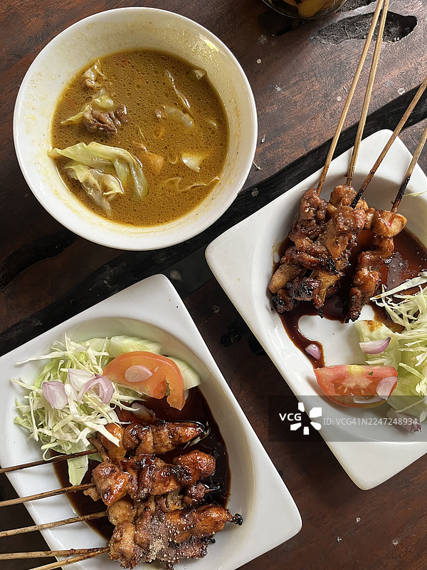 印尼传统兔肉沙爹和兔肉汤森配米饭图片素材