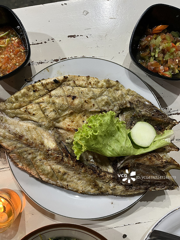 烤鱼特写，配两种参巴酱图片素材