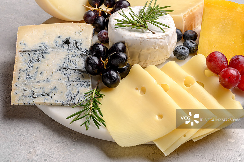 奶酪拼盘，包含马苏里拉奶酪、硬质奶酪、霉菌奶酪、戈贡佐拉、佩克里诺、艾门塔尔、洛克福等精选奶酪图片素材
