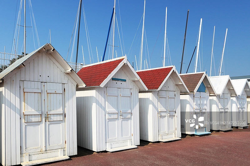 带有帆船桅杆的海滩小屋图片素材