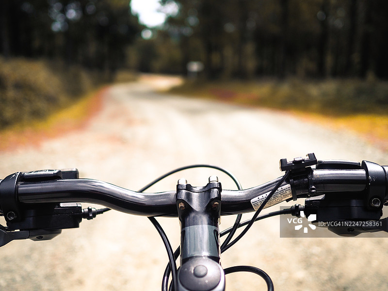 骑行者视角下的乡村砂石小径图片素材