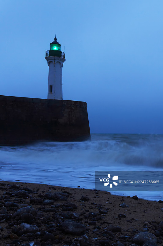 法国诺曼底圣瓦莱里昂科圣瓦莱里昂科灯塔的蓝色时光图片素材