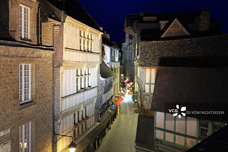 法国诺曼底地区圣米歇尔山老城街道的夜晚图片素材