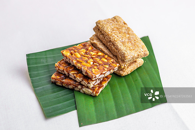 香蕉叶上的天然花生奇奇和红糖棒配花生图片素材