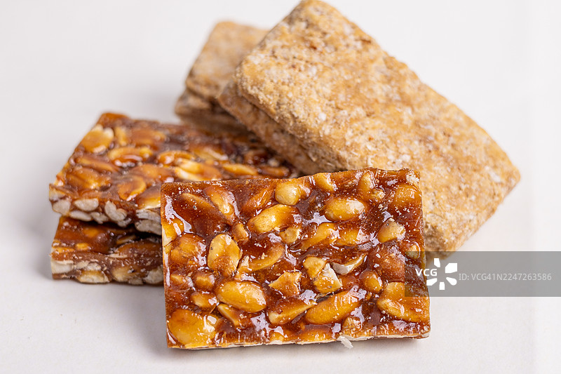 白色背景上的传统花生脆糖和椰枣糖图片素材