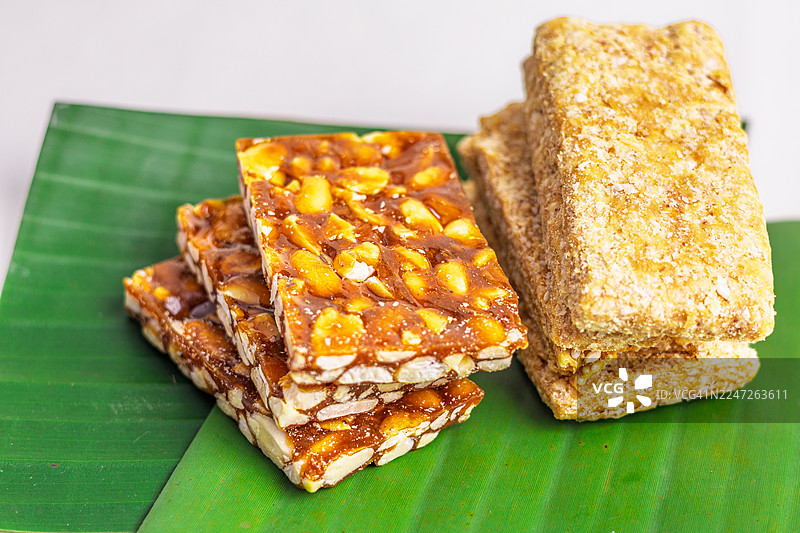 香蕉叶上的天然花生琪琪和红糖花生棒图片素材