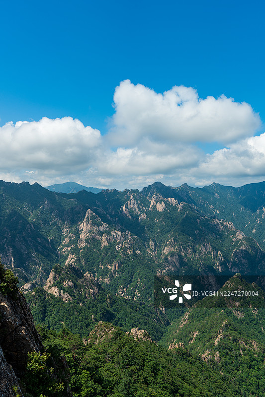 从火盖峰远眺五峰山的全景图片素材