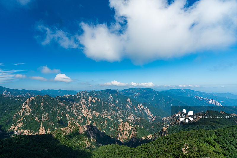 从火盖峰看五峰山的广阔景致图片素材
