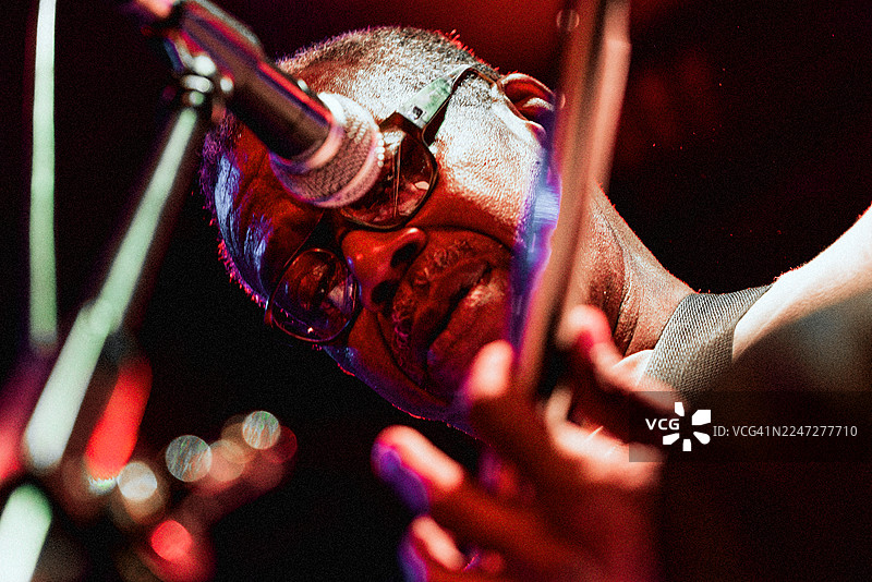 舞台上的蓝调原始人像图片素材