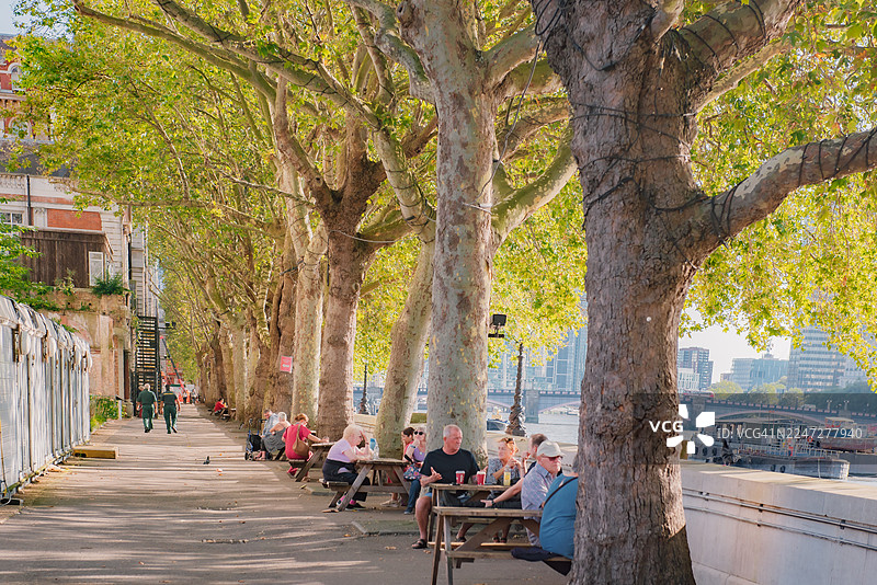 圣托马斯医院的病人等候区里的人们图片素材