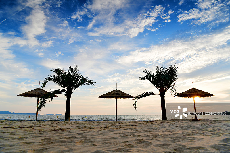 全罗南道新安郡著名地标甑岛牛田海滩的日落图片素材