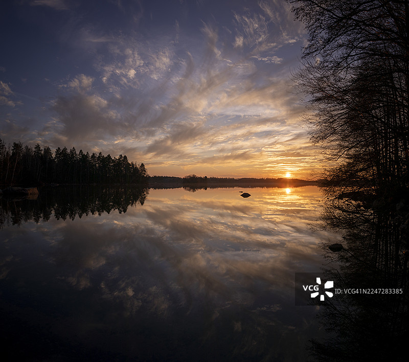 瑞典西约特兰省弗里斯特尔温湖的日落图片素材