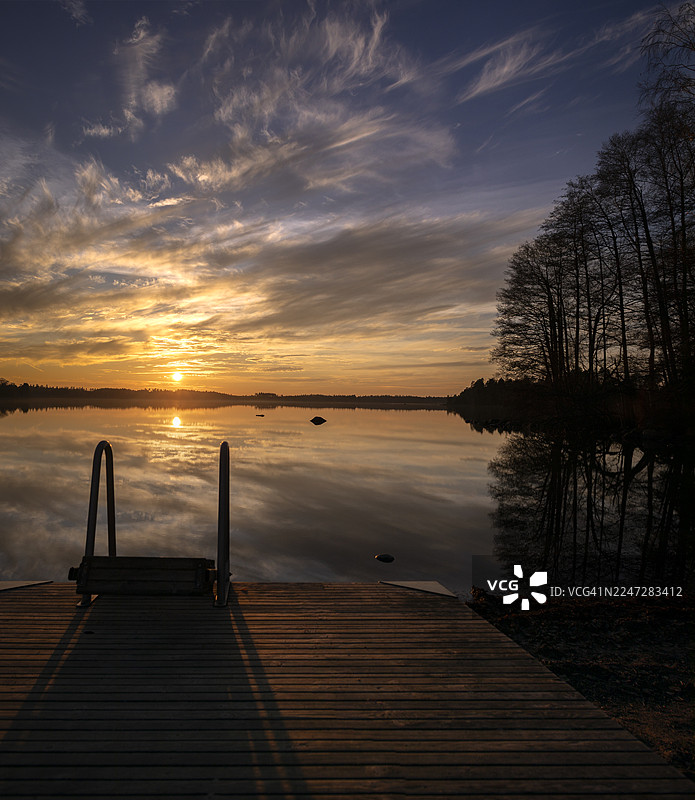 瑞典西约特兰省维斯特尔夫恩湖畔的沐浴梯，日落时分图片素材