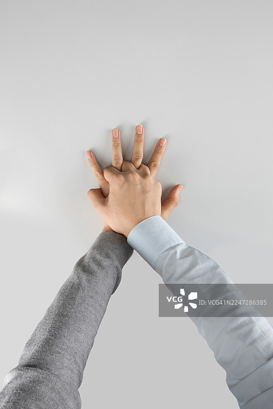 男性手铐束缚概念，衬衫休闲造型图片素材