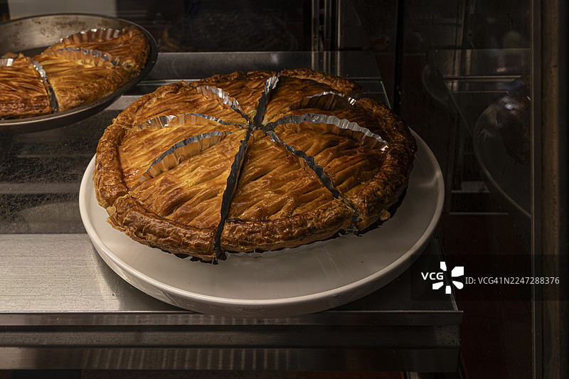 法式传统国王饼（Galette des Rois），内含杏仁奶油图片素材