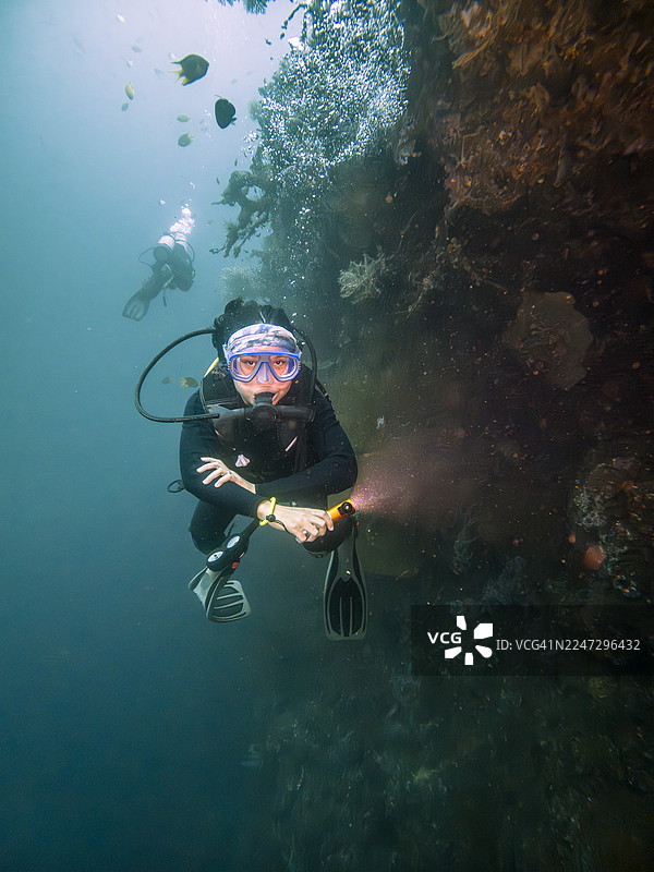 穿着潜水服的女子在巴厘岛图兰本潜水图片素材