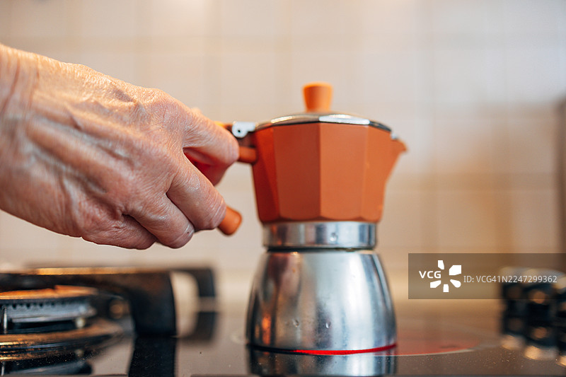 老人用传统摩卡壶冲泡咖啡图片素材