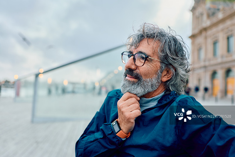 一位成熟的男士在城市户外沉思图片素材
