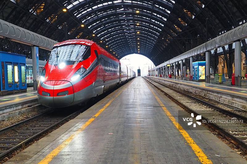 米兰中央车站，出发的火车，缩减透视图片素材