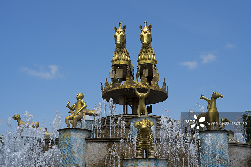 科尔希斯喷泉,位于格鲁吉亚伊梅列季大区库塔伊西市的达维特·阿格玛什内贝利中心广场,喷泉以金色马匹和人物雕塑为特色,伴随着闪耀的水景。图片素材