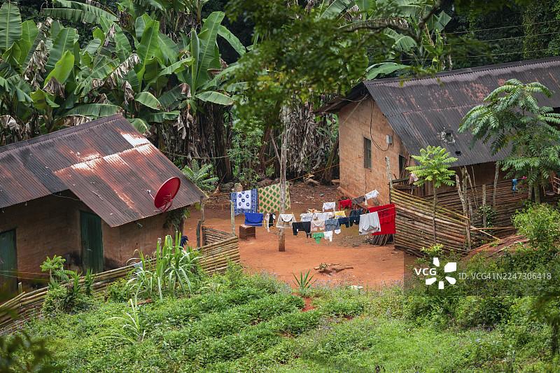 坦桑尼亚，坦噶，东乌桑巴拉山脉阿马尼自然森林保护区内的定居点房屋图片素材