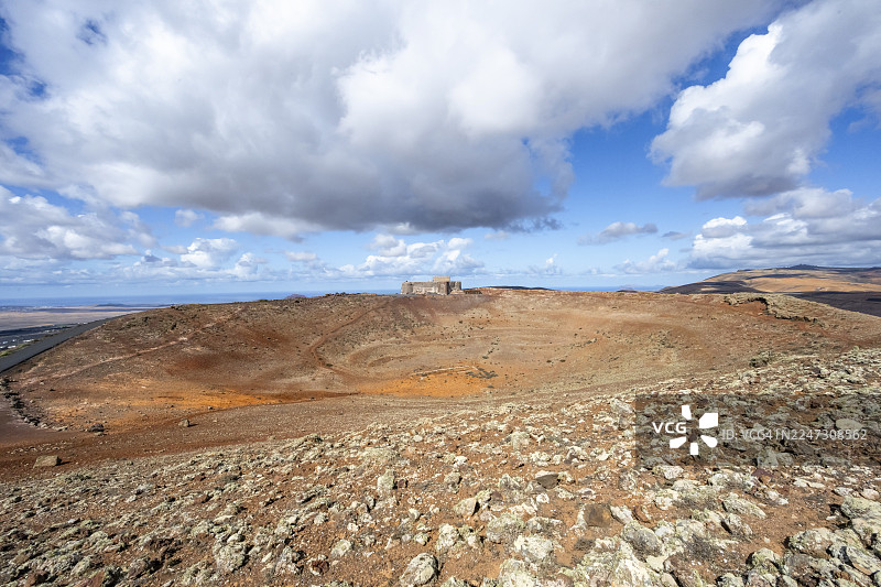 西班牙加那利群岛兰萨罗特岛瓜纳佩火山坑上的圣巴巴拉城堡图片素材