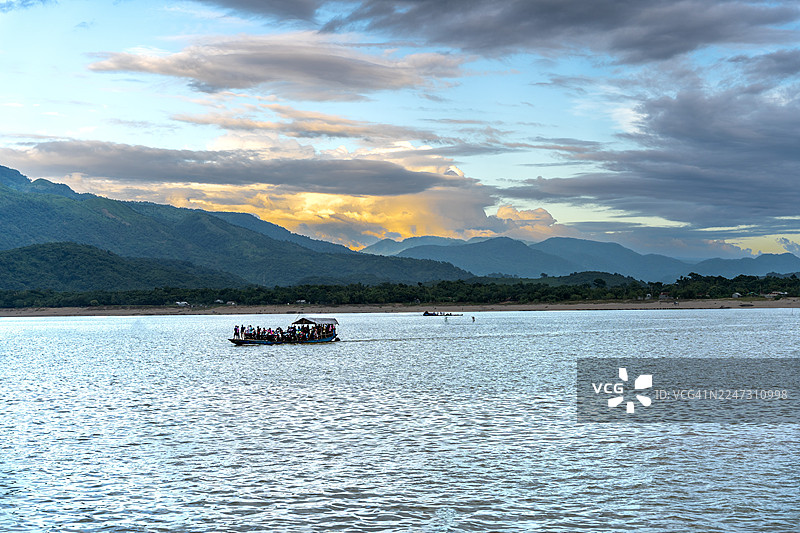 塔古阿湿地贾杜卡塔河上的传统船只渡轮图片素材