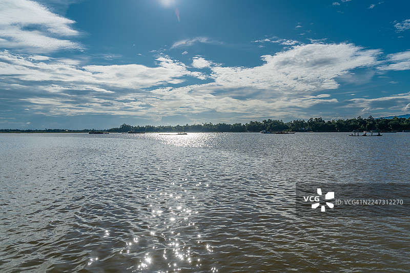 午日阳光下，唐古阿湿地波光粼粼图片素材