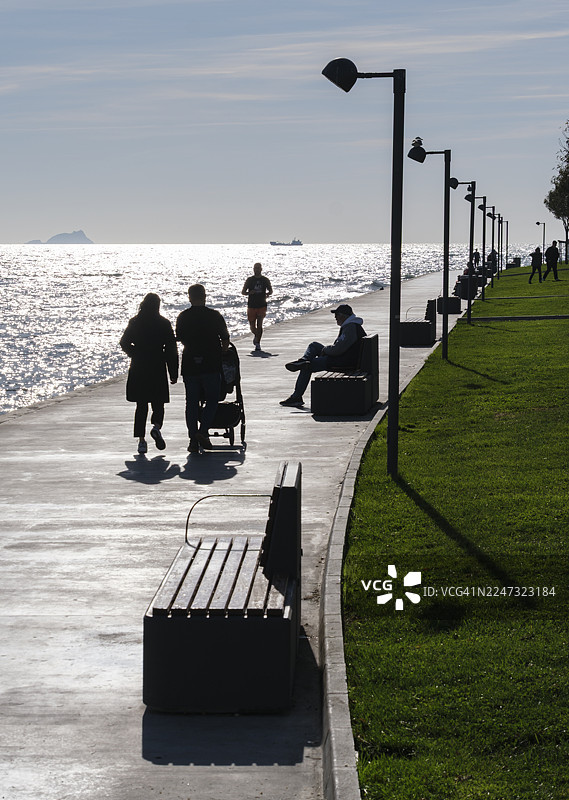 在伊斯坦布尔卡德柯伊区的莫达海滨宁静漫步图片素材