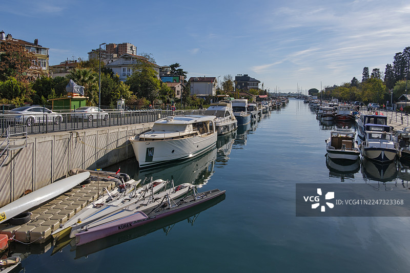 库尔巴加利德雷河口：伊斯坦布尔卡德柯伊的滨水休闲区，土耳其图片素材