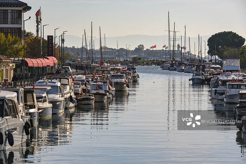 库尔巴加利德雷河口：伊斯坦布尔卡德柯伊的滨水休闲区，土耳其图片素材