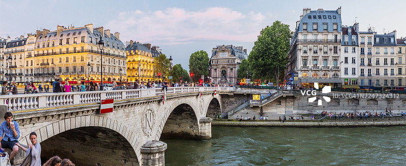 圣米歇尔桥附近的人们图片素材