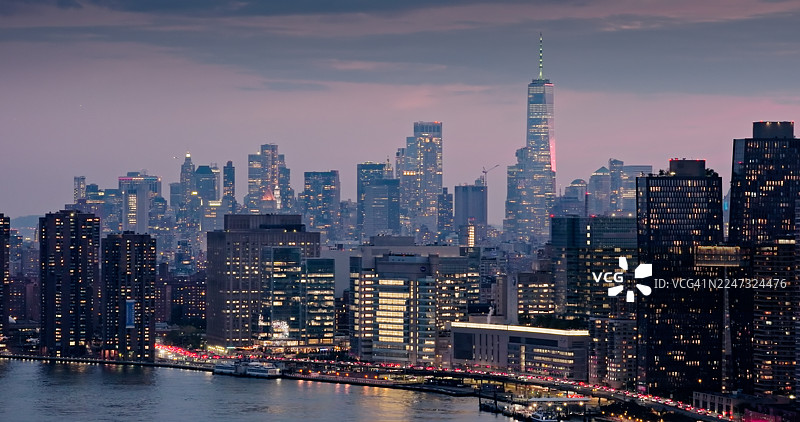 黎明前黄昏时分曼哈顿富兰克林·D·罗斯福大道航拍图，纽约市图片素材