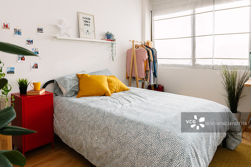舒适的卧室装饰和现代家具图片素材