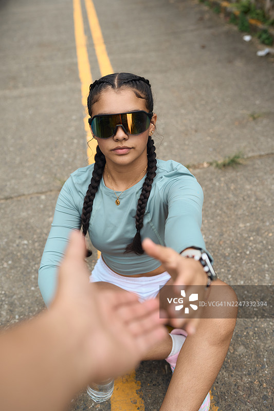 一名年轻女子在路边伸出手求助图片素材