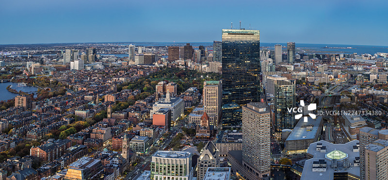 波士顿城市天际线黄昏时分的航拍景象图片素材
