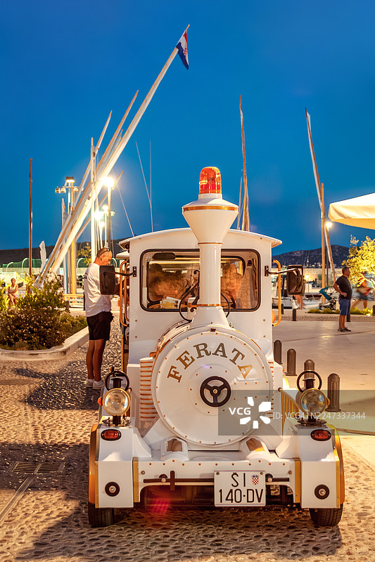 夜间旅游列车正面视图图片素材