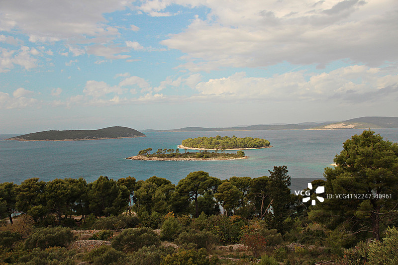 克罗地亚索尔塔岛圣尼古拉斯教堂上空俯瞰萨斯基尼亚岛和波勒布尔尼亚克岛图片素材