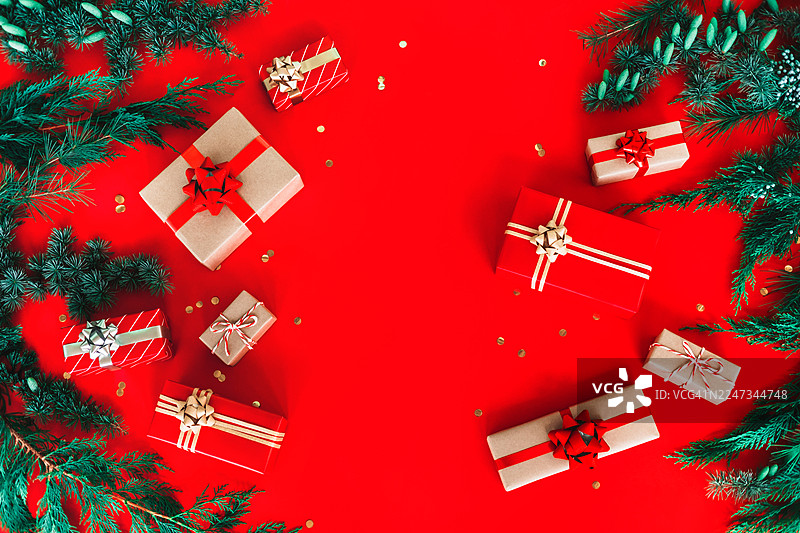 圣诞礼物与松枝的组合图片素材