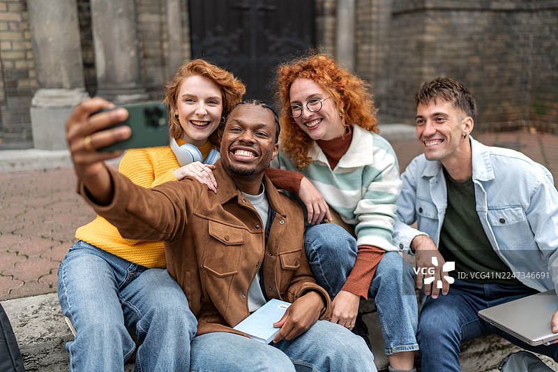 来自不同背景的学生在大学校园里自拍图片素材