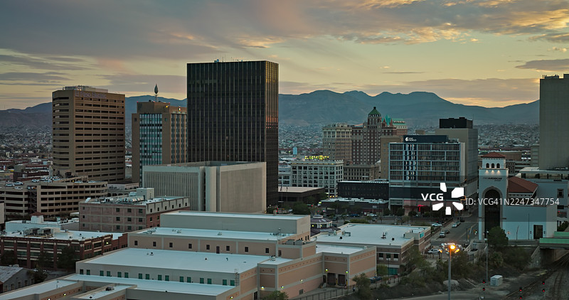 埃尔帕索市中心上空壮丽云彩的日落航拍镜头图片素材