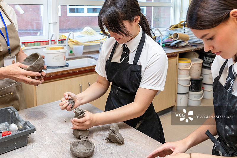 一名十几岁的学生在艺术课上用粘土创作图片素材
