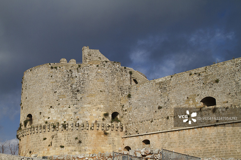 奥特朗托周围的塔楼和城墙遗址图片素材