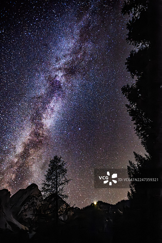 夜空中，银河从达赫斯坦山脉升起。戈绍湖，奥地利。图片素材
