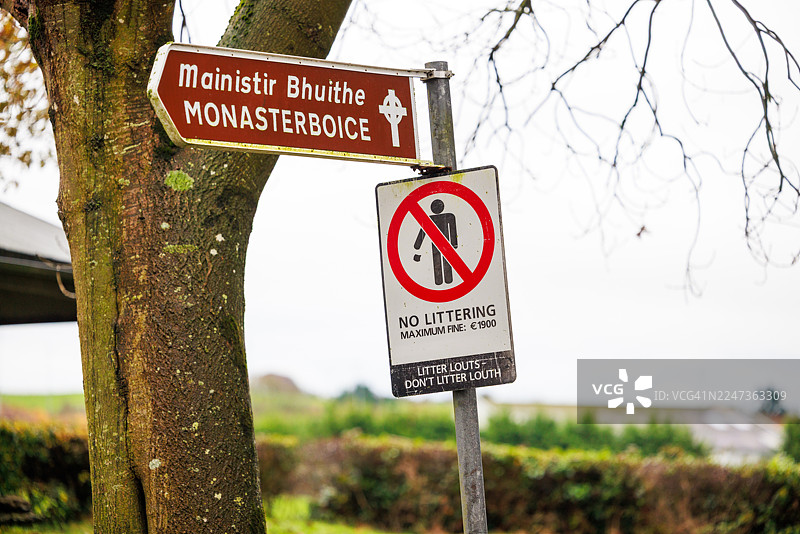爱尔兰Monasterboice 方向指示牌和禁止乱扔垃圾告示图片素材