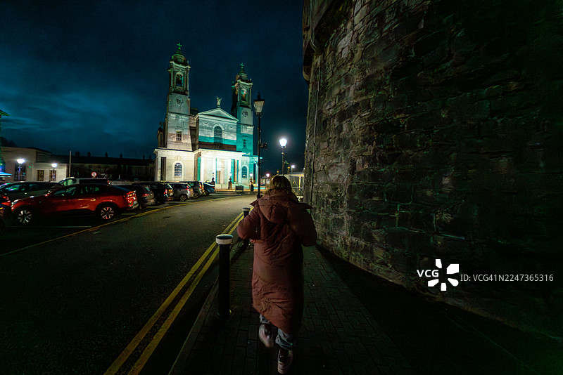 夜晚走向圣彼得和圣保罗教堂，阿斯隆图片素材