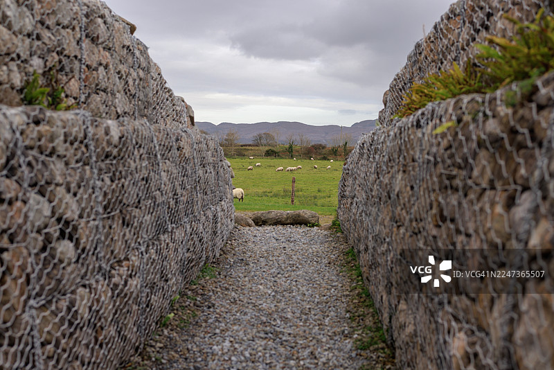 卡罗莫尔通道墓葬，框定乡村景观图片素材