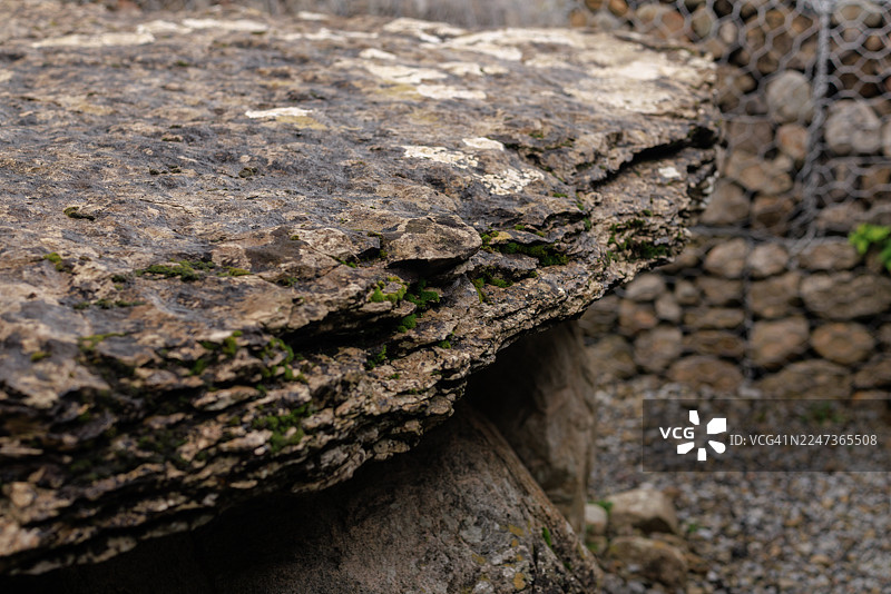 凯罗莫巨石墓地风化的顶石细节图片素材