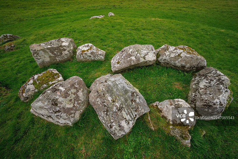 卡罗莫尔巨石墓地的石圈遗迹图片素材